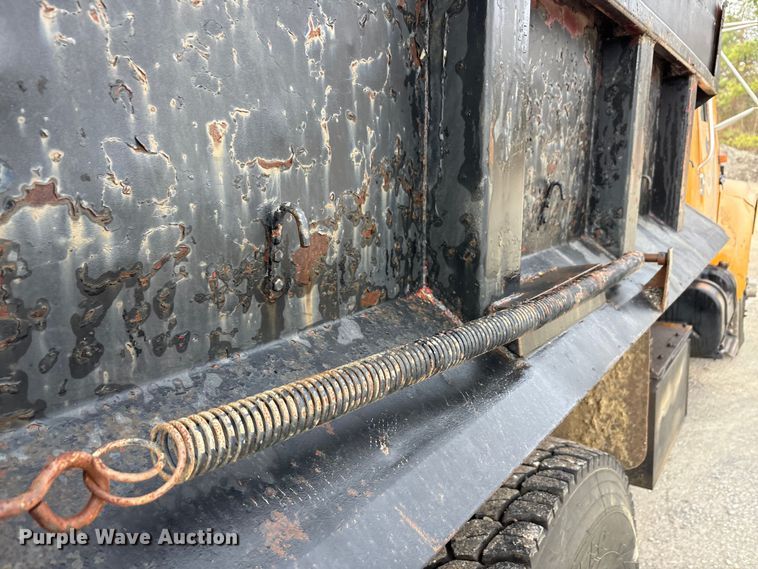 image for item EA7904 1992 International 4700 dump truck