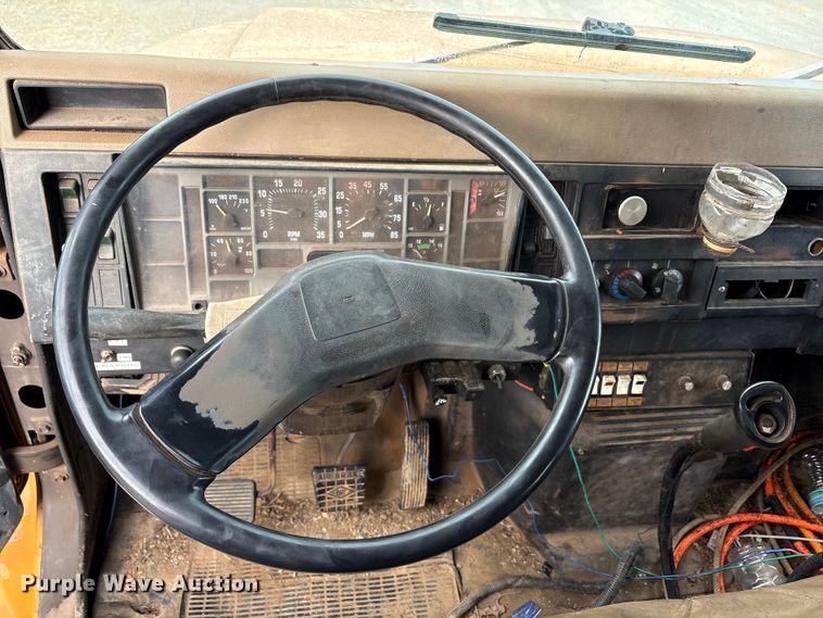 image for item EA7904 1992 International 4700 dump truck