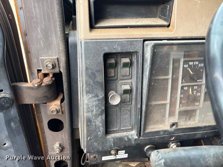 image for item EA7904 1992 International 4700 dump truck