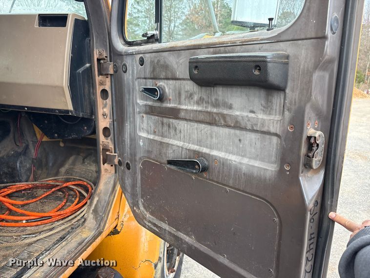 image for item EA7904 1992 International 4700 dump truck