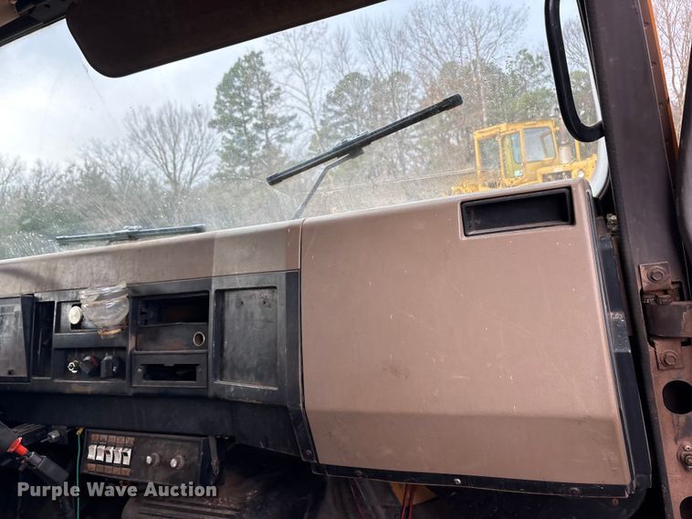 image for item EA7904 1992 International 4700 dump truck