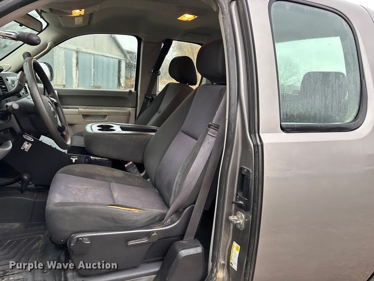 image for item ED2466 2013 Chevrolet Silverado 1500 Ext. Cab pickup truck