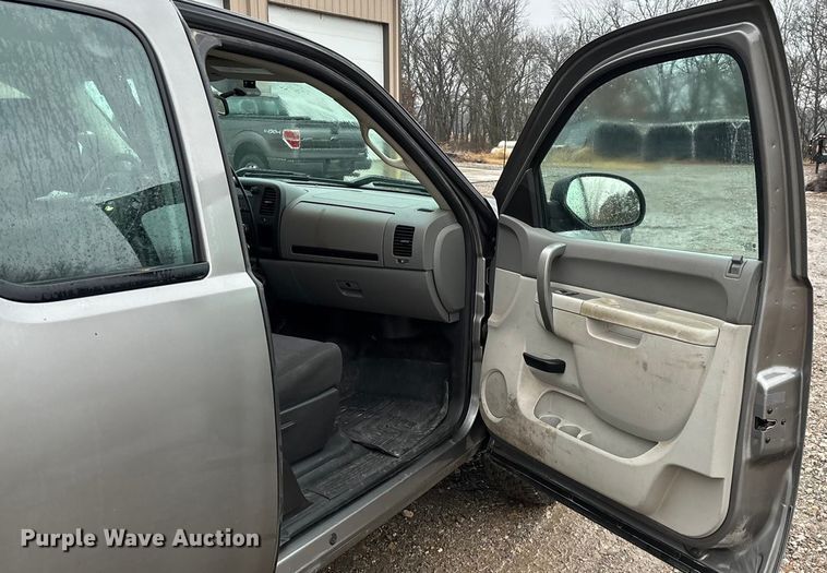 image for item ED2466 2013 Chevrolet Silverado 1500 Ext. Cab pickup truck