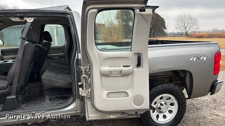 image for item ED2466 2013 Chevrolet Silverado 1500 Ext. Cab pickup truck
