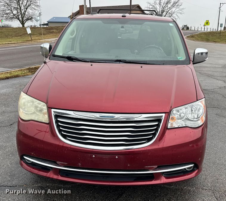 image for item EN0853 2011 Chrysler Town And Country van
