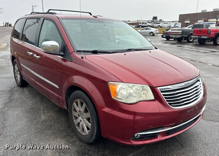 image for item EN0853 2011 Chrysler Town And Country van