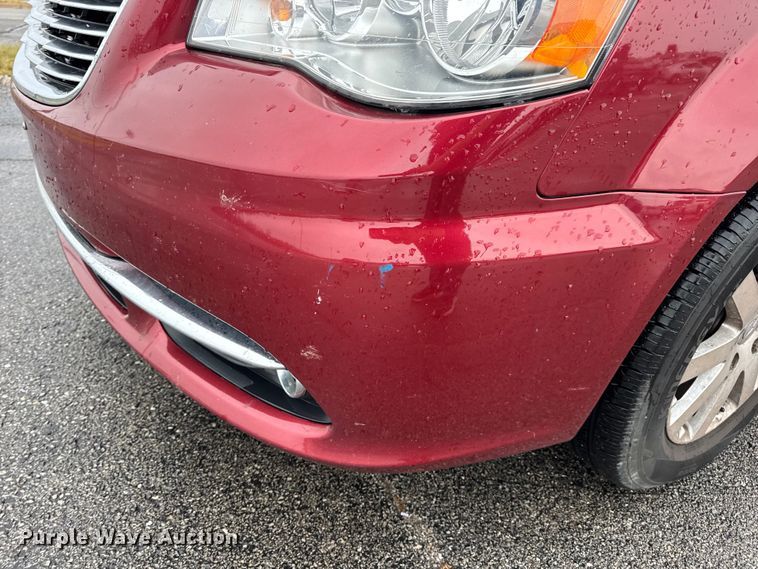 image for item EN0853 2011 Chrysler Town And Country van