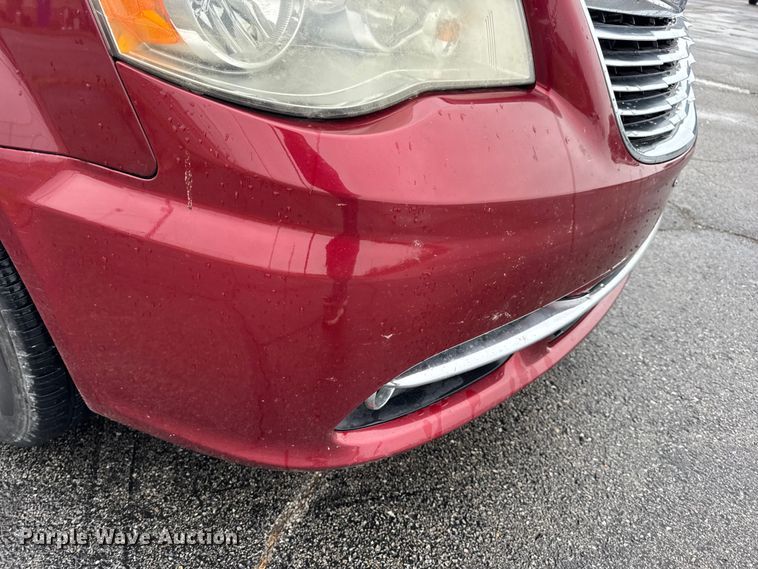 image for item EN0853 2011 Chrysler Town And Country van