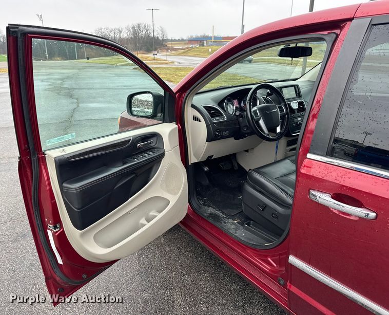 image for item EN0853 2011 Chrysler Town And Country van