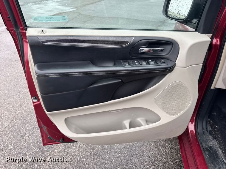 image for item EN0853 2011 Chrysler Town And Country van