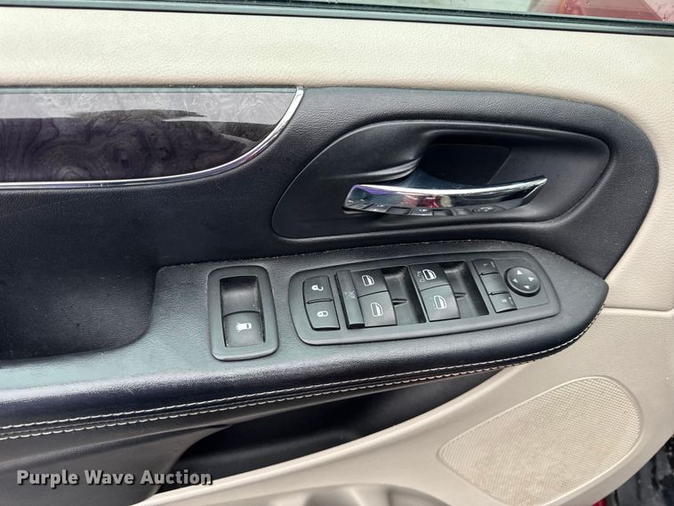 image for item EN0853 2011 Chrysler Town And Country van