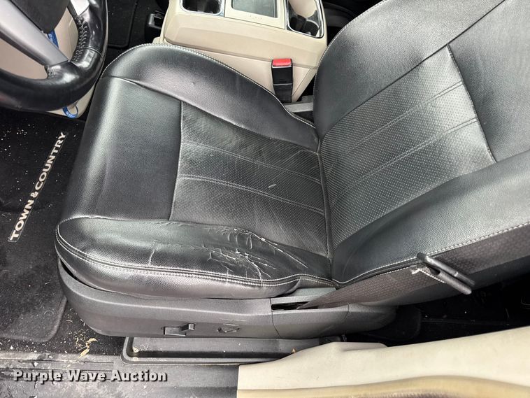 image for item EN0853 2011 Chrysler Town And Country van