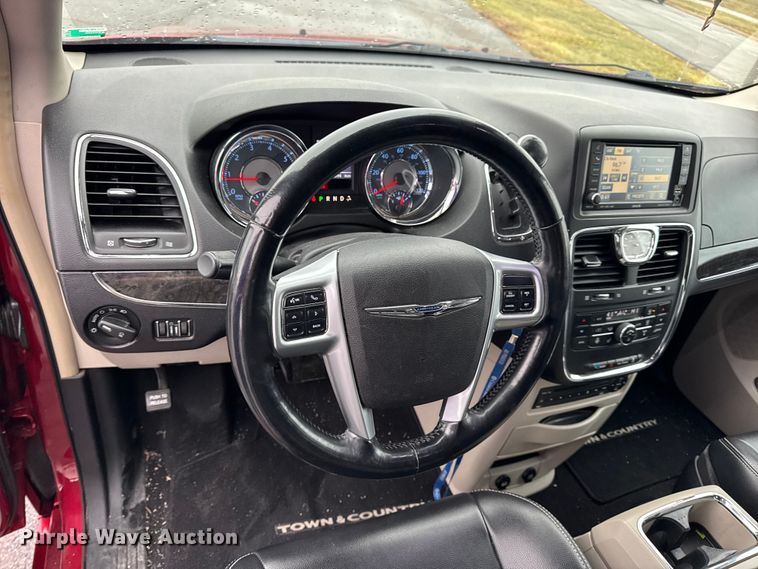 image for item EN0853 2011 Chrysler Town And Country van