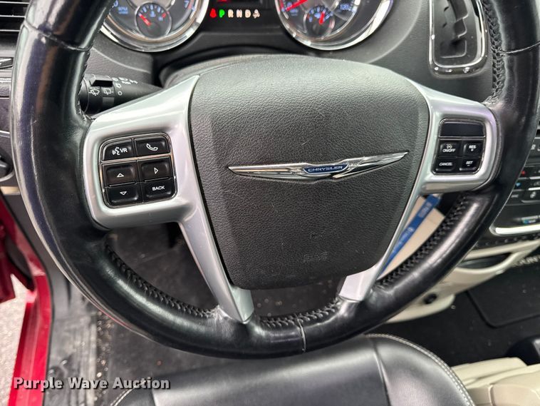 image for item EN0853 2011 Chrysler Town And Country van