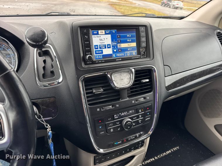 image for item EN0853 2011 Chrysler Town And Country van