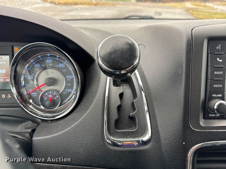 image for item EN0853 2011 Chrysler Town And Country van