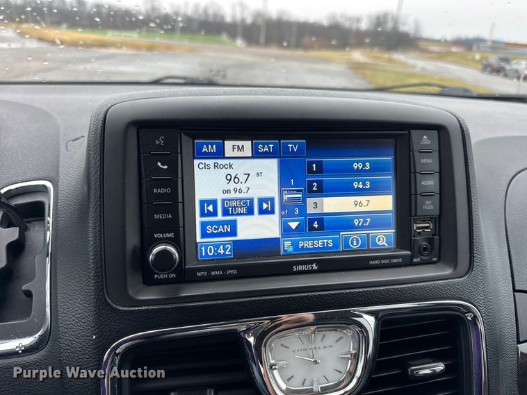 image for item EN0853 2011 Chrysler Town And Country van