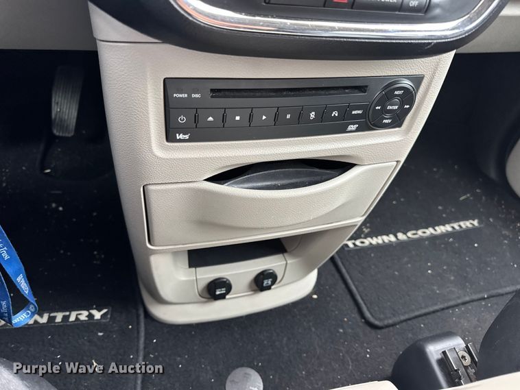 image for item EN0853 2011 Chrysler Town And Country van