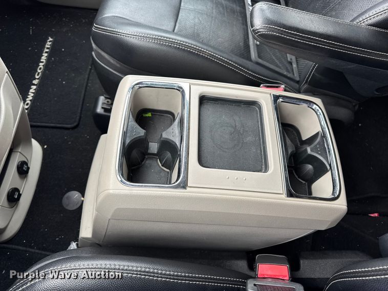 image for item EN0853 2011 Chrysler Town And Country van