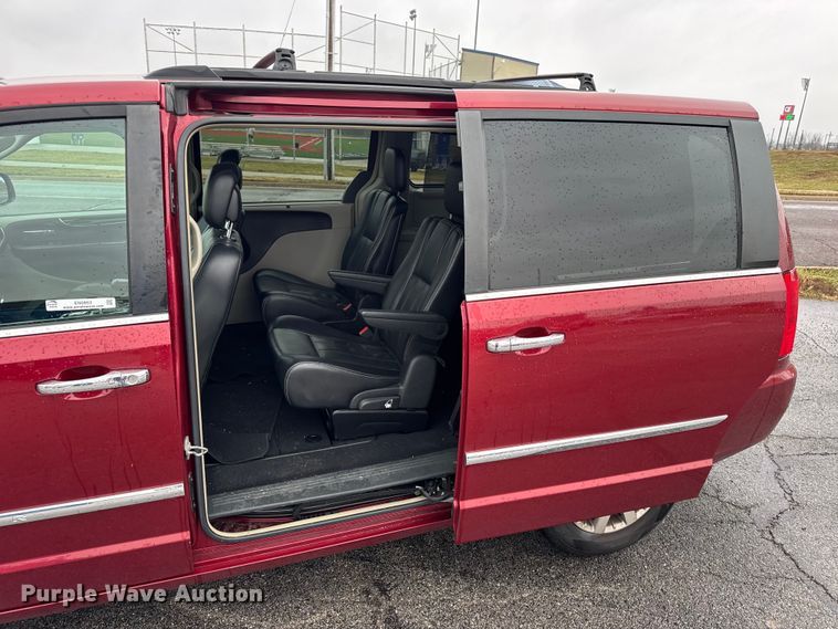 image for item EN0853 2011 Chrysler Town And Country van