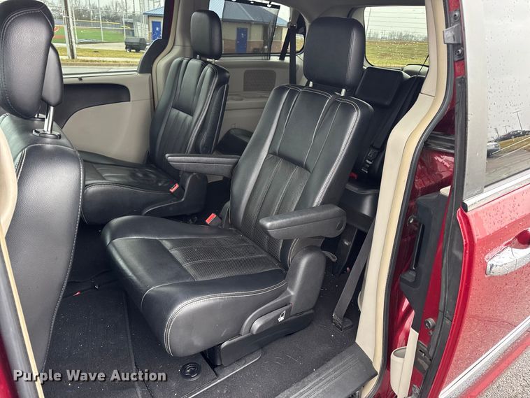 image for item EN0853 2011 Chrysler Town And Country van