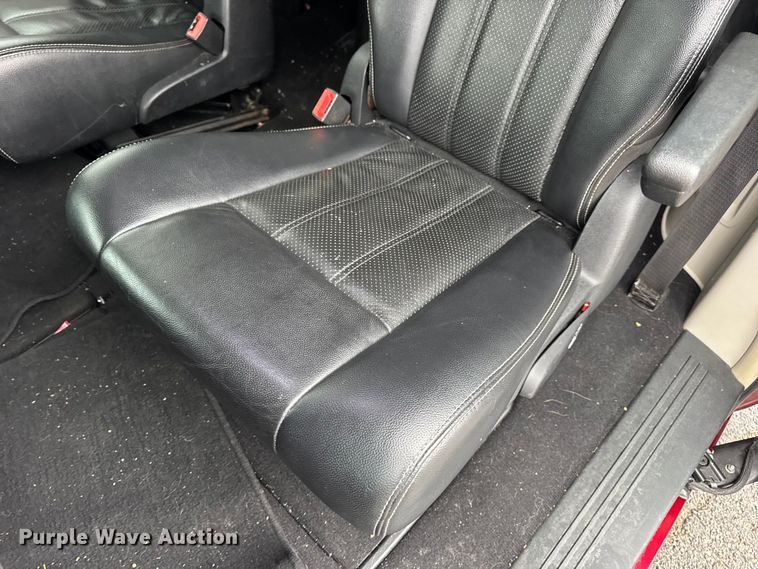 image for item EN0853 2011 Chrysler Town And Country van