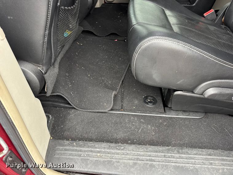 image for item EN0853 2011 Chrysler Town And Country van