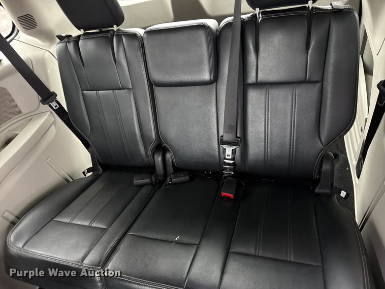 image for item EN0853 2011 Chrysler Town And Country van