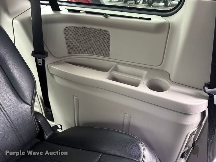 image for item EN0853 2011 Chrysler Town And Country van