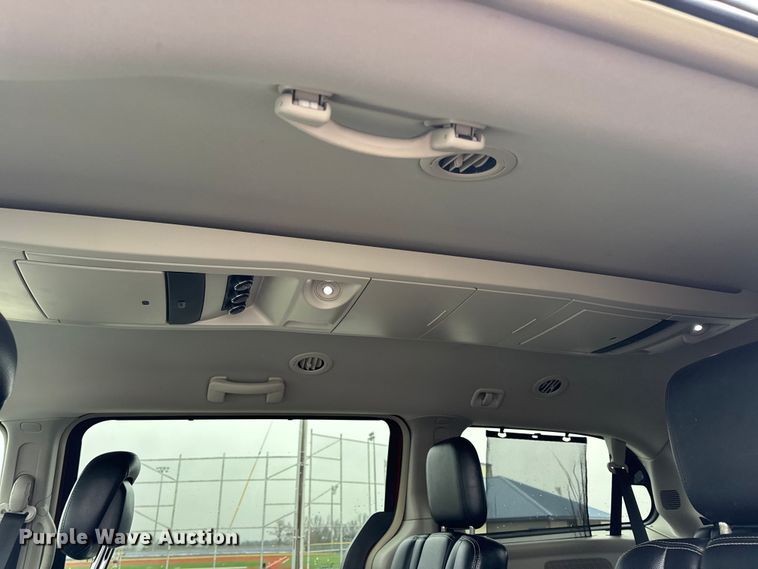 image for item EN0853 2011 Chrysler Town And Country van