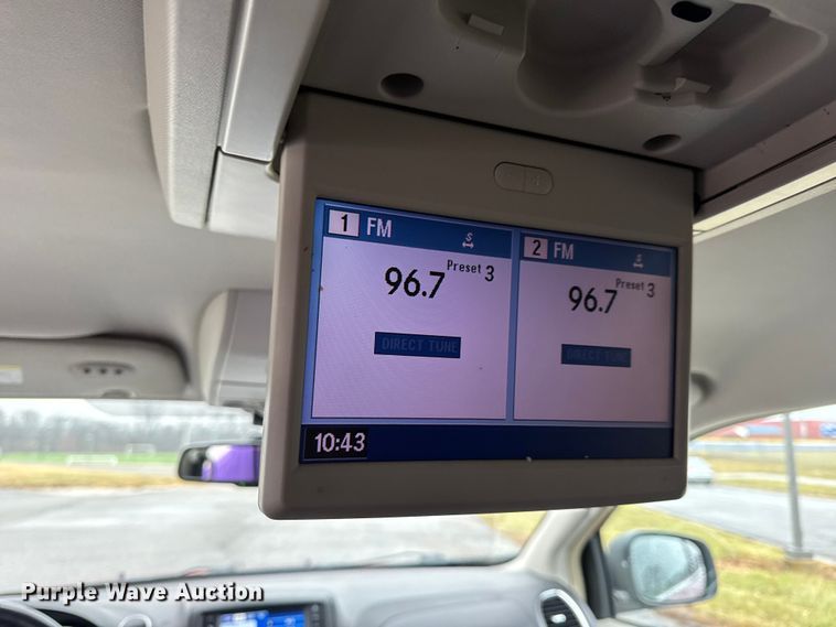 image for item EN0853 2011 Chrysler Town And Country van