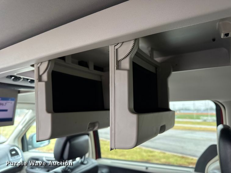 image for item EN0853 2011 Chrysler Town And Country van