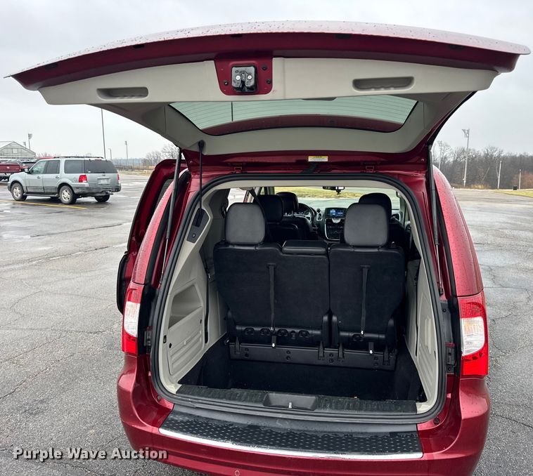 image for item EN0853 2011 Chrysler Town And Country van