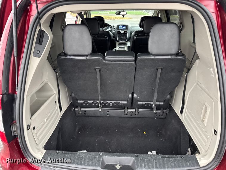 image for item EN0853 2011 Chrysler Town And Country van