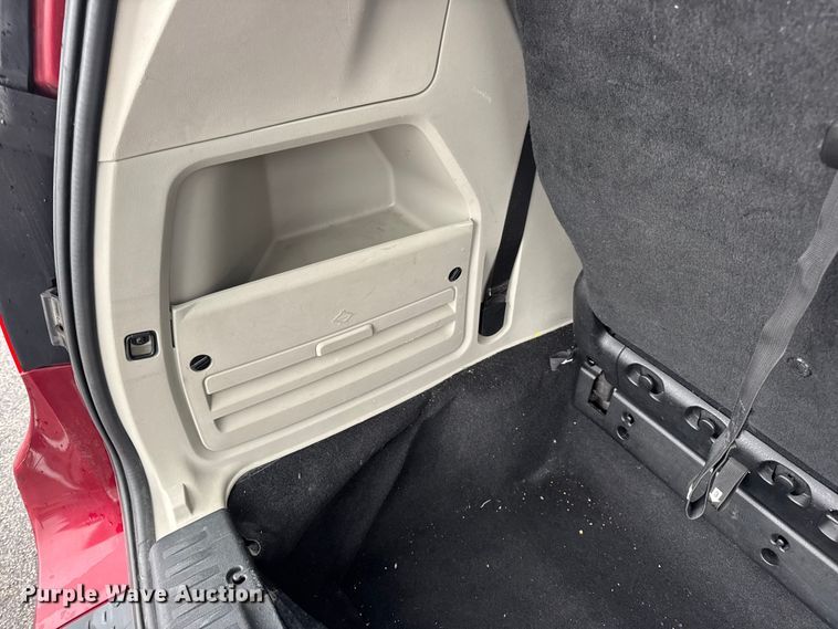 image for item EN0853 2011 Chrysler Town And Country van