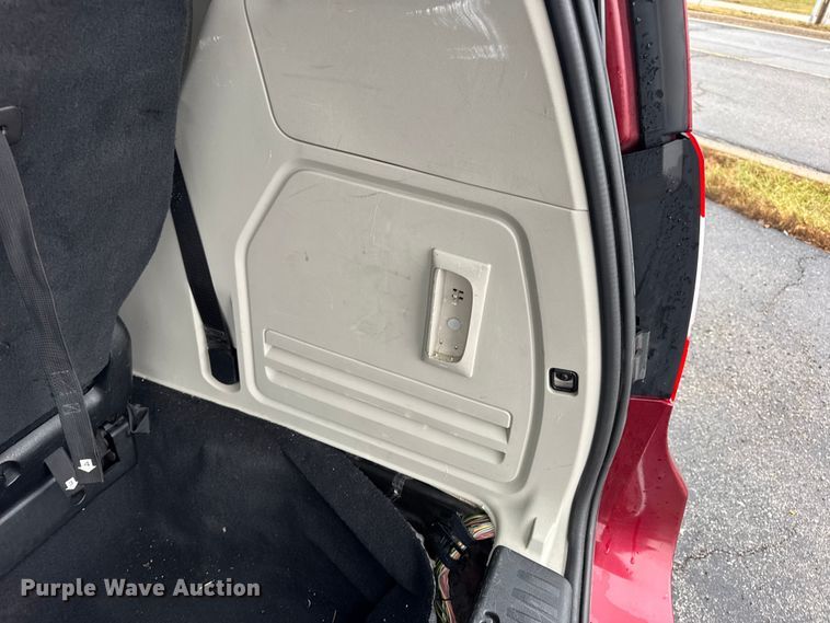 image for item EN0853 2011 Chrysler Town And Country van