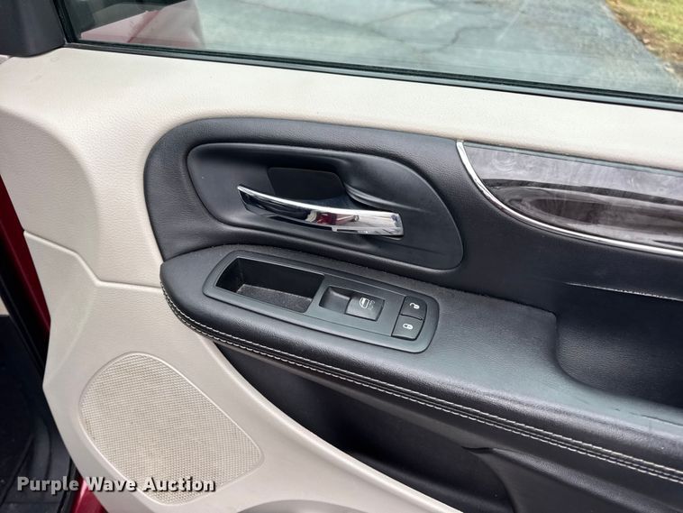 image for item EN0853 2011 Chrysler Town And Country van