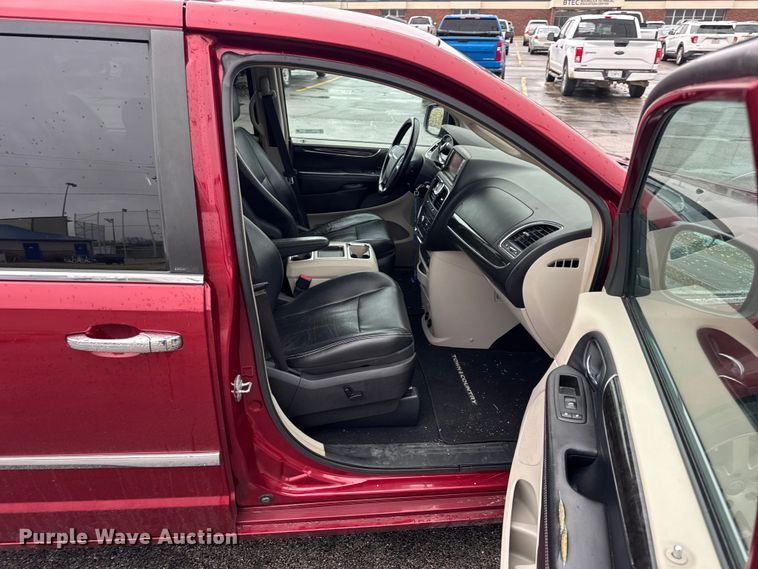 image for item EN0853 2011 Chrysler Town And Country van