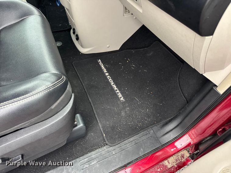 image for item EN0853 2011 Chrysler Town And Country van