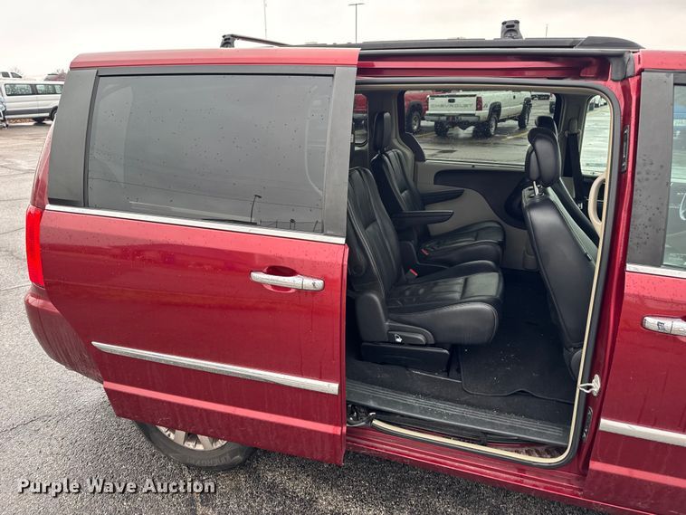 image for item EN0853 2011 Chrysler Town And Country van