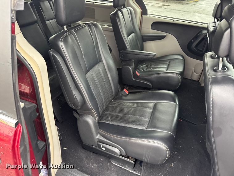 image for item EN0853 2011 Chrysler Town And Country van