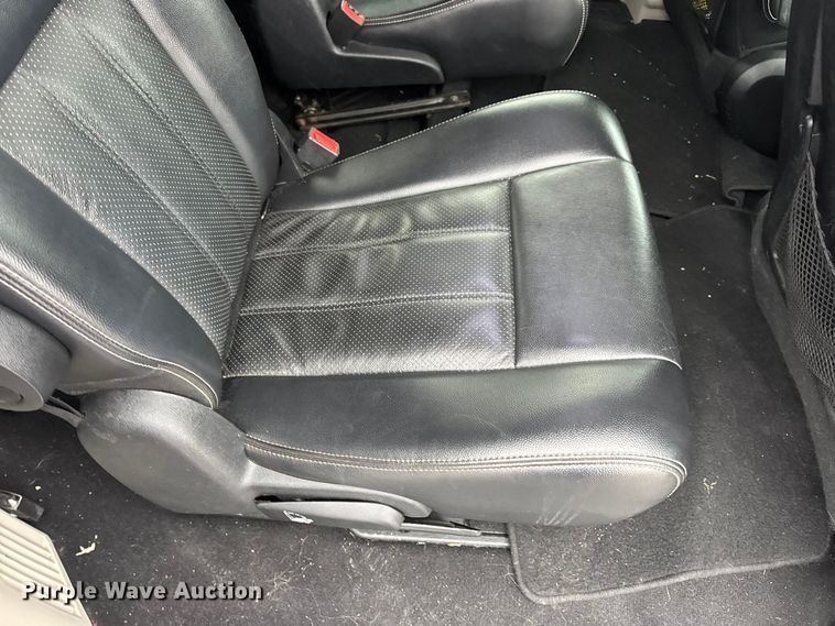 image for item EN0853 2011 Chrysler Town And Country van