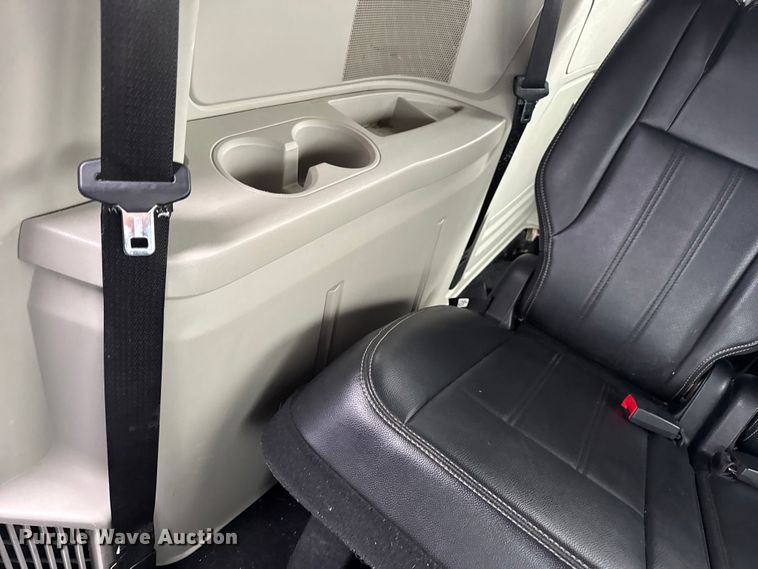 image for item EN0853 2011 Chrysler Town And Country van