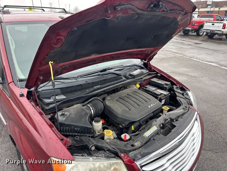 image for item EN0853 2011 Chrysler Town And Country van