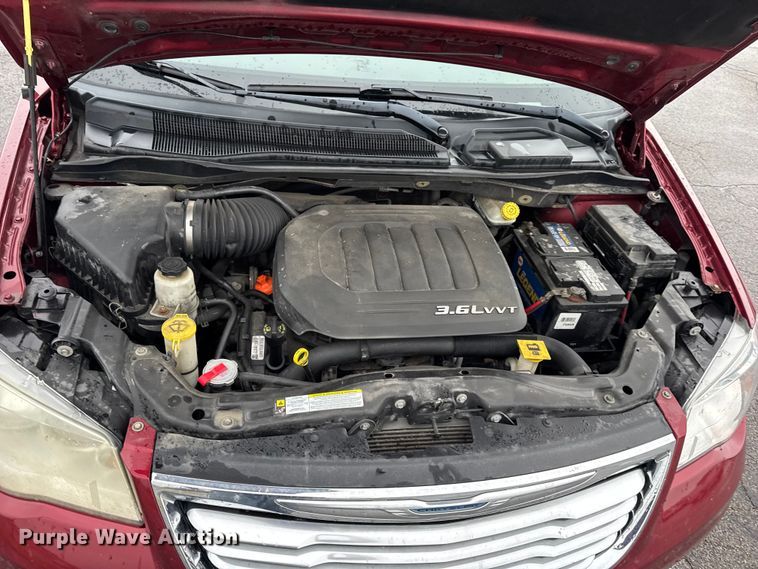 image for item EN0853 2011 Chrysler Town And Country van