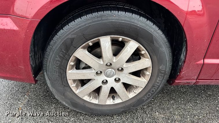 image for item EN0853 2011 Chrysler Town And Country van