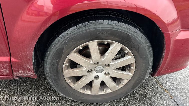 image for item EN0853 2011 Chrysler Town And Country van