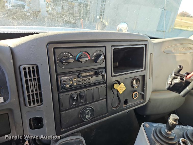 image for item EO4806 2006 International 7400 dump truck