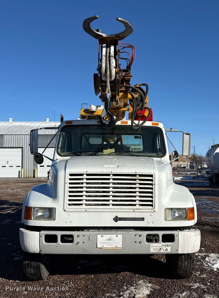 image for item EP2768 1998 International 4700 digger derrick truck