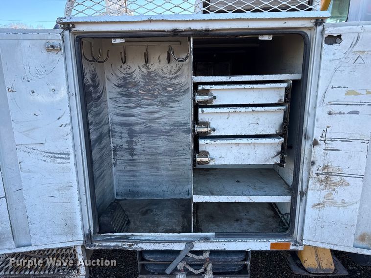 image for item EP2768 1998 International 4700 digger derrick truck